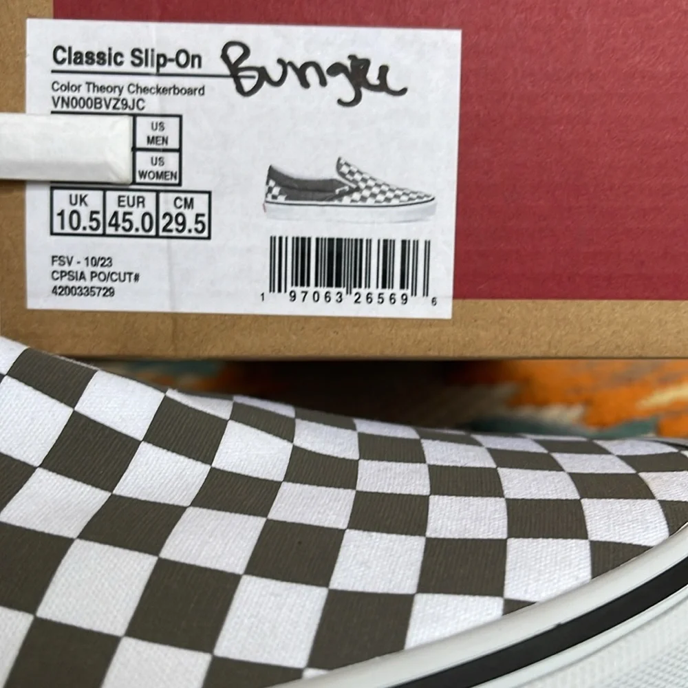 Vans Men’s Classic Slip-On
Color Theory Checkerboard Bungee
VN000BVZ9JC
Sneakers - Picture 16 of 16